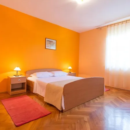 Amalthea Daire Biograd Na Moru